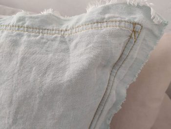 funda de cojin de algodon con acabado deshilado