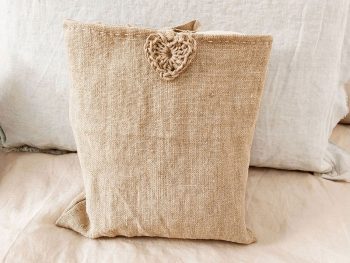 funda de lino para cojín con detalle de corazón en crochet